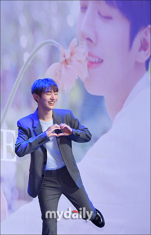Yoon Ji-sung, the Zany poses and smile <p> Wanna One-born singer Yoon Ji-sung, now 20, Afternoon Seoul Hannam-dong Blue Square in progress, the first solo album Aside(dark side) sale Memorial Showcase in the pose.</p><p>Yoon Ji-sungs solo debut album Asideplays in the metabolism of the Princes(傍白)motif always your sideAlways on your sideas it stands was done. Wanna One with the activity was from then until now, always By Your Side to cheer and support by the fans towards a grateful mind. 20, 6 p.m. Music.</p>