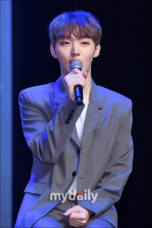 Yoon Ji-sung, a singer from Wanna One, is talking at a Showcase commemorating the release of his first solo album Aside in Blue Square, Hannam-dong, Seoul, on the afternoon of the 20th.Yoon Ji-sungs solo debut album Aside was an abbreviation of Always on your side, which means always there are four with the motif of Bangbaek (), an ambassador in the play.I have always been grateful for the fans who have supported and supported me since I was working as a Wanna One.