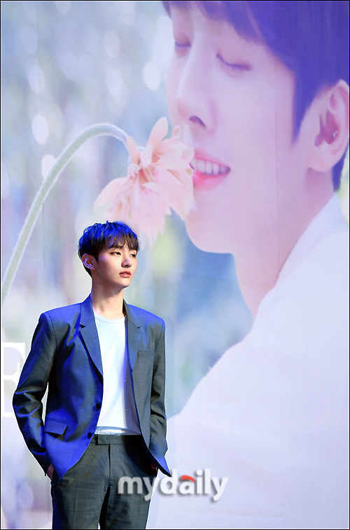 Yoon Ji-sung, a singer from Wanna One, poses at a showcase commemorating the release of his first solo album Aside in Blue Square, Hannam-dong, Seoul, on the afternoon of the 20th.Yoon Ji-sungs solo debut album Aside was an abbreviation of Always on your side, which means always there are four with the motif of Bangbaek (), an ambassador in the play.I have always been grateful for the fans who have supported and supported me since I was working as a Wanna One.