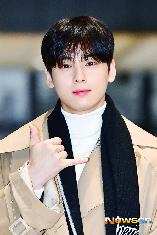 Group Astro Cha Jung Eun-woo left the country on February 20th with the airport fashion through Gimpo International Airport attending the promotion of Japan.On this day, Jung Eun-woo is heading to the departure hall.Jang Gyeong-ho