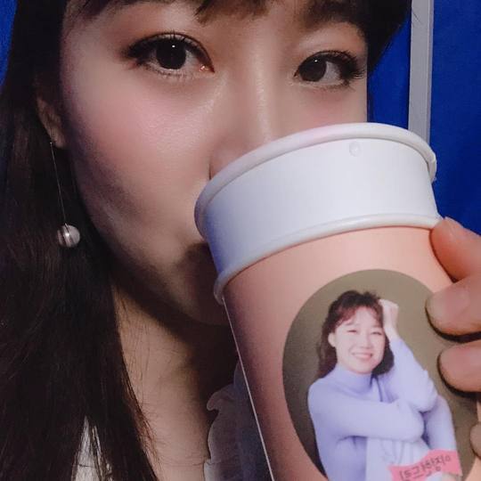 Gong Hyo-jin has released Lee Jung-hyuns coffee tea gift certification shot.Actor Gong Hyo-jin posted a picture and a picture on his instagram on February 20th, I will do my best in the black and black on the nighthawks on the day of snowing.The photo shows the image of Gong Hyo-jin smiling brightly in front of a coffee car sent by Lee Jung-hyun, and the friendship between the two actors creates warmth.Lee Jung-hyun also conveyed the message The most common love staff actors deliciously and many love for Wool Gongbly.kim ye-eun