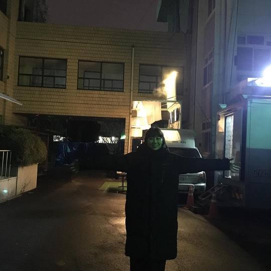 Gong Hyo-jin, Lee Jung-hyun on coffee tea presents with flower smile on set for Nighthawks Gong Hyo-jin has released Lee Jung-hyuns coffee tea gift certification shot.Actor Gong Hyo-jin posted a picture and a picture on his instagram on February 20th, I will do my best in the black and black on the nighthawks on the day of snowing.The photo shows the image of Gong Hyo-jin smiling brightly in front of a coffee car sent by Lee Jung-hyun, and the friendship between the two actors creates warmth.Lee Jung-hyun also conveyed the message The most common love staff actors deliciously and many love for Wool Gongbly.kim ye-eun