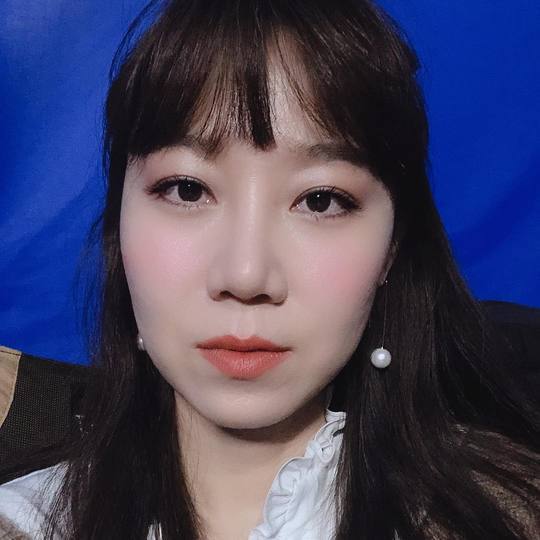 Gong Hyo-jin, Lee Jung-hyun on coffee tea presents with flower smile on set for Nighthawks Gong Hyo-jin has released Lee Jung-hyuns coffee tea gift certification shot.Actor Gong Hyo-jin posted a picture and a picture on his instagram on February 20th, I will do my best in the black and black on the nighthawks on the day of snowing.The photo shows the image of Gong Hyo-jin smiling brightly in front of a coffee car sent by Lee Jung-hyun, and the friendship between the two actors creates warmth.Lee Jung-hyun also conveyed the message The most common love staff actors deliciously and many love for Wool Gongbly.kim ye-eun