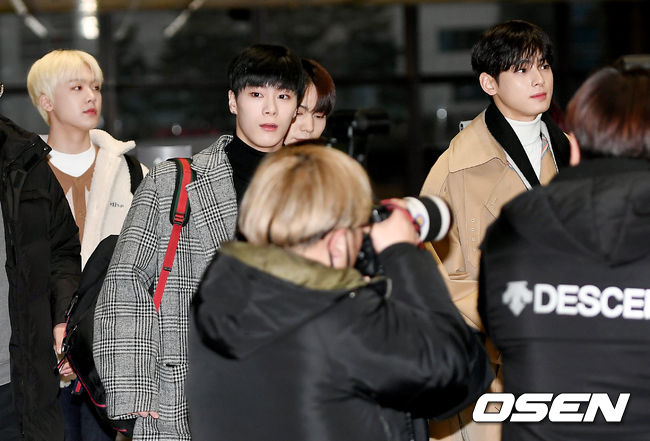 Group Astro is leaving for Japan through Gimpo International Airport on the morning of the 20th to attend the Japan Promotion.Astro is heading to the departure hall.