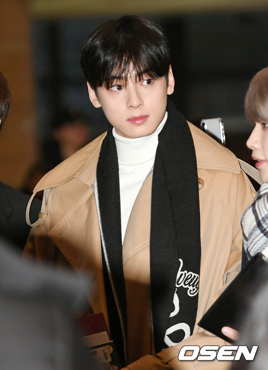 Group Astro is leaving for Japan through Gimpo International Airport on the morning of the 20th to attend Japan Promotion.Astro Cha Jung Eun-woo is heading to the departure hall.