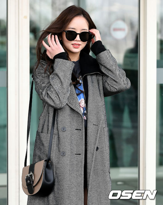 Actor Kim So-hyun is leaving for Singapore through Incheon International Airports second passenger terminal on the afternoon of the 20th.Kim So-hyun is heading to the departure hall.