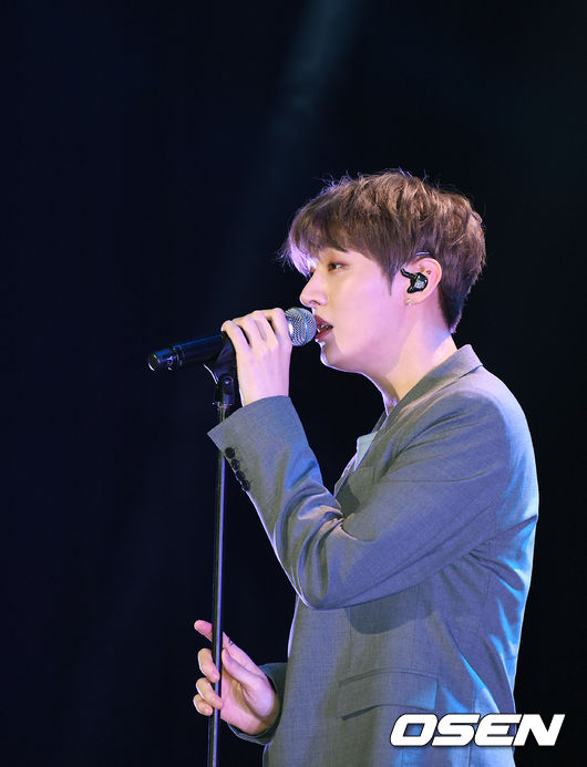 On the afternoon of the 20th, Showcase was held at the Blue Square iMarket Hall in Seoul to commemorate the release of the singer Yoon Ji-sungs first solo album Aside.Singer Yoon Ji-sung plays the showcase stage