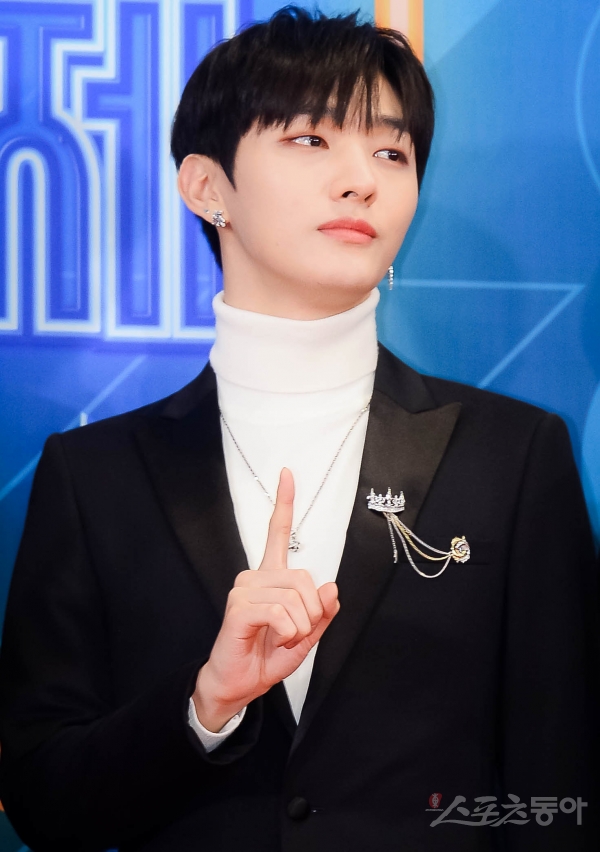 Singer Yoon Ji-sung expressed his gratitude for Wanna One colleague Lee Dae-hwi.At 4 p.m. on the 20th, at Blue Square Eye Market Hall in Yongsan-gu, Seoul, a media showcase was held for Yoon Ji-sungs first solo album, Aside (Aside).On the day of the song, Yoon Ji-sung said, I am grateful for the song that our little boy gave me.It is a song that Daehwi gave as a gift, and I want to tell more people as much as I participated in the song. I got a call from Dae-hui this morning, and he said congratulations and urged me to call him a comma. I said Id try hard.Yoon Ji-sungs first solo album Aside is an abbreviation of Always on your side which means always are always four with the motif of Bangbaek() which is an ambassador in the play.I was grateful for the fans who always believed and supported me as a Wanna One.Also, the title song In the Rain (In the Lane) is a song of the pop R & B genre that contains the genuine feelings of a man who has been separated from his beloved.