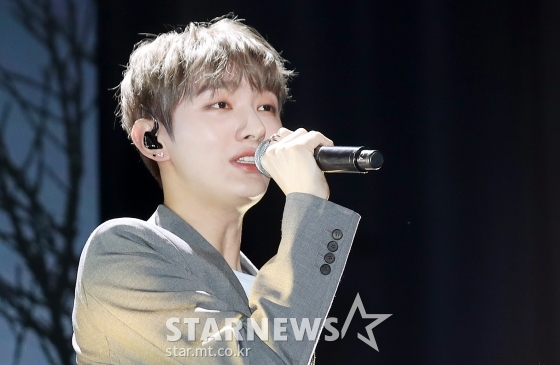 Singer Yoon Ji-sung will be the first runner of Wanna One members.Yoon Ji-sung held a showcase to commemorate the release of his first mini album Aside at Blue Square in Yongsan-gu, Seoul on the afternoon of the 20th.This is Yoon Ji-sung who came back to solo, and he is so nervous and overwhelmed now, but on the other hand, he is thrilled.I came to my heart to do well. Look at me beautifully. This album includes six songs including the title song In the Rain.Starting with CLOVER of pop R & B genre with spring warmth, Yoon Ji-sungs sweet voice stands out I am laughing again, Why not me expressing the heart of unrequited love honestly, Wind like you singing the moment of unexpected love, and so on.Yoon Ji-sung was surprised to find out that he had heard hundreds of songs as a candidate song while preparing the album and Choices his own songs.They only choices songs that were greedy to listen to with the public, to sing, he said.He said, Wanna One was divided into 11 parts. If I focused on matching the whole concept, I now participated in everything.I feel pressured to do it alone and its not easy. Ill be looking more advanced from the next album.The title song In the Rain (In the Lane) is a pop R & B genre song featuring the genuine feelings of a man who has been separated from his beloved. The brush stick sound inserted into the intro gives the effect of falling raindrops and captivates his ears.All of Yoon Ji-sungs albums, including the title track, were filled with ballads and acoustic music; in response, he said, I usually like acoustic music.I want to give back my comforted mind, he said. If I have a good dance song, I will act without hesitation. In particular, he also expressed the burden of being the first runner of the Wanna One member. Yoon Ji-sung said, I am the first runner, but I feel burdened.I want to be helpful to my younger sisters who are following me well. Yoon Ji-sung is set to join the military this year.Yoon Ji-sung said, I am sorry to be in the process of enlistment, but I am going to show you a good time left.I will show you a wonderful figure after I have been out of the country. On the other hand, Yoon Ji-sung will release his first mini album Aside through various online music sites at 6 pm on the 20th.