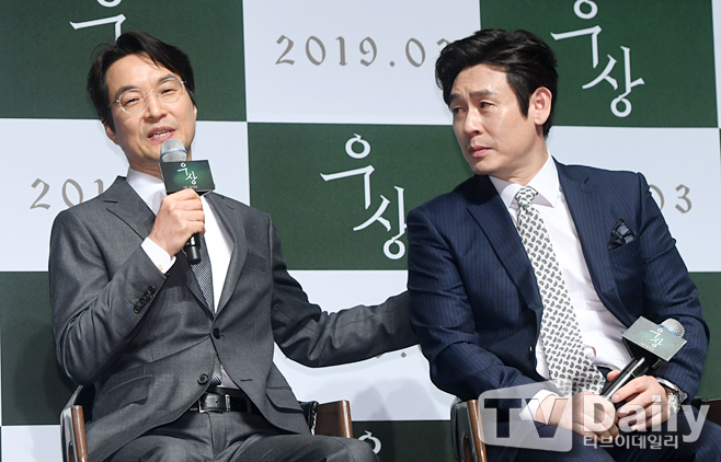 Han Suk-kyu Juniors Sol Kyung-gu Acting well Acting their <p> The movie Idol (Director: making our Community Film Company) production and Society 20 am Seoul Gangnam-GU shinsa CGV Apgujeong in the open.</p><p>This day production and society in Han Suk-kyu Sol Kyung-gu attend.</p><p>Idol is the son of political life in the worst of crisis and Life Church(Han Suk-kyu)and his life as the son died and the truth chasing the father of(Sol Kyung-gu), and the incident that day a secret, yet Gone Girl train(Chun Woo-Hee), they blindly keep he wanted to see the harsh truth about its coming to 3 November in the opening.</p><p>The movie Idol production report conference</p>