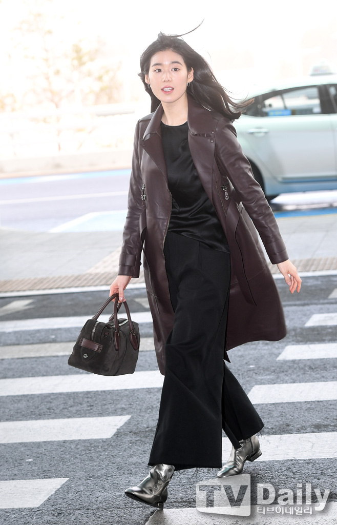Actor Jung Eun-chae left for Milan, Italy, through Incheon International Airport on the morning of the 20th.Actor Jung Eun-chae is heading for the departure hall on the day.jung eun-chae departure