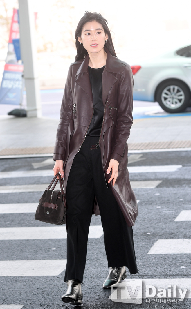 Actor Jung Eun-chae left for Milan, Italy, through Incheon International Airport on the morning of the 20th.Actor Jung Eun-chae is heading for the departure hall on the day.jung eun-chae departure