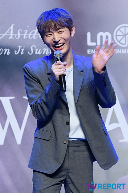 Yoon Ji-sung, a singer from the group Warner One, attended the showcase commemorating the release of his first mini album Aside at Blue Square in Hannam-dong, Yongsan-gu, Seoul on the afternoon of the 20th.Yoon Ji-sungs first mini album Aside is an album that takes its first step as a musician after Wanna One. It has been honest about the inner appearance and feelings I wanted to talk about.