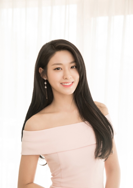 Actor Kim Seolhyun returns to the house theater with JTBC new drama My Europe.Kim Seolhyun was cast as Han Hee-jae in My Europe scheduled to be broadcast in the second half of this year.My Europe is an action historical drama based on the end of Goryeo and the early Joseon Dynasty.It is a work that explosively depicts the desire for power and protection by pointing the knife at each other over My Europe which his beliefs say.Director Kim Jin-won and Chae Seung-dae, who increase their confidence even if they hear their names, coincide.Han Hee-jae, who is played by Kim Seolhyun in the play, is a brilliant and enterprising woman who is disillusioned with the abandonment of Goryeo.It is a character with insights to solve problems by demonstrating the base in an emergency situation based on various information.In addition, Han Hee-jae meets with Seo-hong and Nam Sun-ho (Udohwan) and draws out the story.Kim Seolhyun returns to the drama after a long time. She recently showed a strong and rigid image in the movie Anshi Sung.Photo: FNC Enter