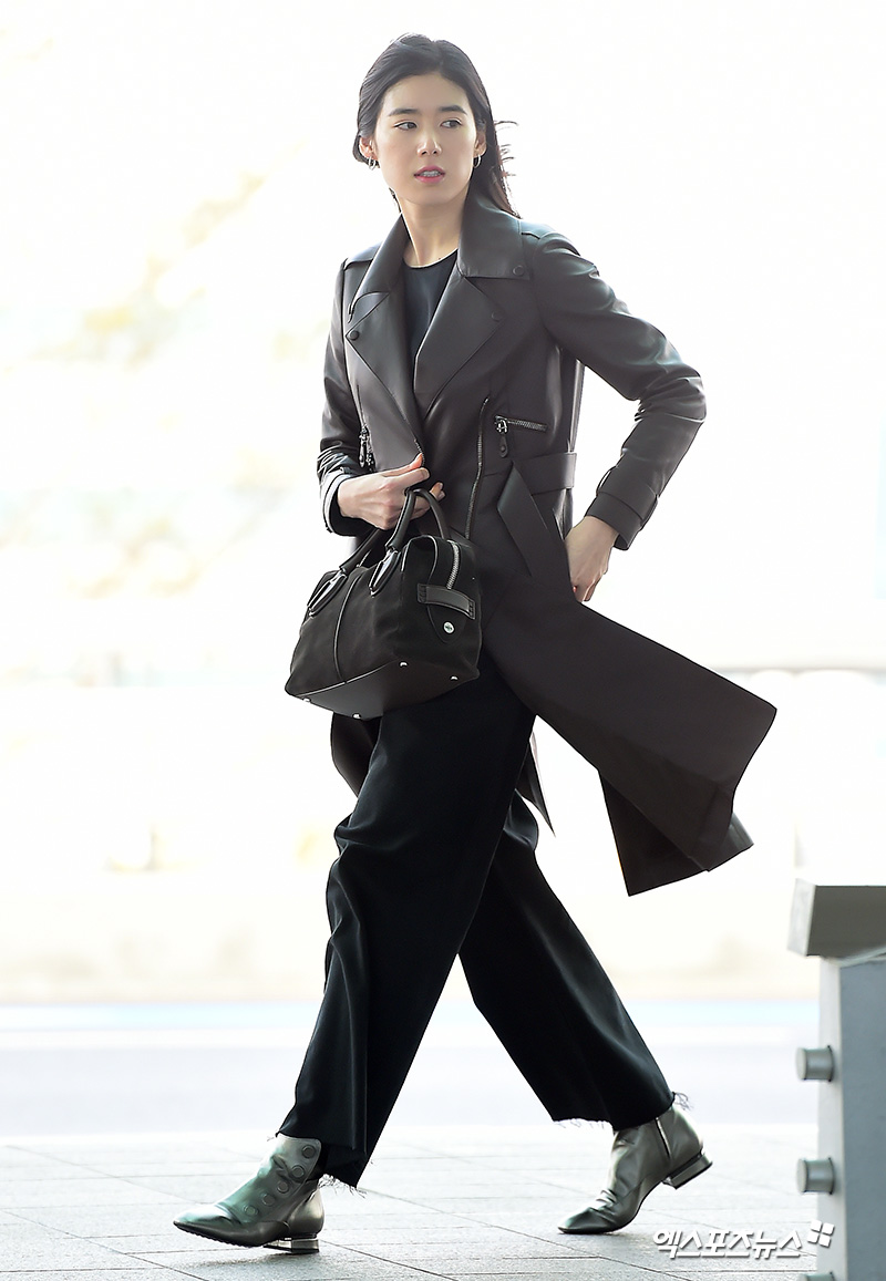 Actor Jung Eun-chae is leaving for Italy through Incheon International Airport on the morning of 20th to attend Milan Fashion Week.