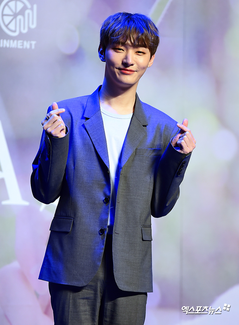 Yoon Ji-sung expressed his frankness about enlistment. He accepted it calmly and naturally.On the afternoon of the 20th, Yoon Ji-sungs first solo album Aside showcase was held at Blue Square in Itaewon-ro, Yongsan-gu, Seoul.Yoon Ji-sung was the first Wanna One member to go solo. It would be so burdensome and exciting. Fortunately, Yoon Ji-sung said, I am so excited and excited.Im worried and I have complex feelings, he said.Unfortunately, Yoon Ji-sung is preparing to join the army this year. Yoon Ji-sung applied for the 363rd mandatory police selection test and decided to take the test on the 10th, but it was finally failed.An official said, It is right that we are preparing for the announcement of the entrance next year. We plan to take the mandatory police selection test again in the future.In this regard, Yoon said, My second act is just beginning, but I am sorry. But I will show you a lot of things.I will work hard until I join the army. Yoon Ji-sung Top Model not only singers but also musical actors. He is cast in the musical Days of the Day.I want to show a good appearance as a musical actor through the musical Days of the Day, although the solo album is also a solo album. I am preparing hard, he said.Yoon Ji-sung will show his emotional character as a Balader through his solo debut album.Especially, I want to show my emotional stage while listening to my voice only. I was in the concept of Warner One activity, but this time I had to show me completely.I was worried and burdened to do what 11 people had to do alone. If I didnt feel empty, I would be lying.But I can show my new appearance, so I am excited and expect it. I tried to put various colors in it. I will show you a new look of colorful Yoon Ji-sung.Fortunately, there are strong Wanna One colleagues around Yoon Ji-sung. The last track of this album, Comma, was a song written and composed by Lee Dae-hwi.In addition, Yoon Ji-sung also participated in the lyrics and improved the perfection.Yoon Ji-sung said, I participated in the song, and it was also a song given by Lee Dae-hwi, and I wanted to tell many people because it was the first song I Top Model.I got a call from Lee Dae-hwi this morning. He asked me when I was going to call him a comma. Thank you so much. On the other hand, the album, which will be released at 6 oclock on the day, includes six songs including the title song In the Rain.Starting with CLOVER of the pop R & B genre with the warmth of spring, Yoon Ji-sungs sweet voice is laughing again, why not me expressing the heart of unrequited love honestly, you like the wind singing the moment of unexpected love, and comfortThe title song In the Rain is a pop R & B genre song that contains the true feelings of a man who has been separated from his beloved person. The brush stick sound inserted into the intro gives the effect of falling raindrops and captivates his ears.In the future, Yoon Ji-sung will conduct various broadcasting activities. He is also planning a solo fan meeting.
