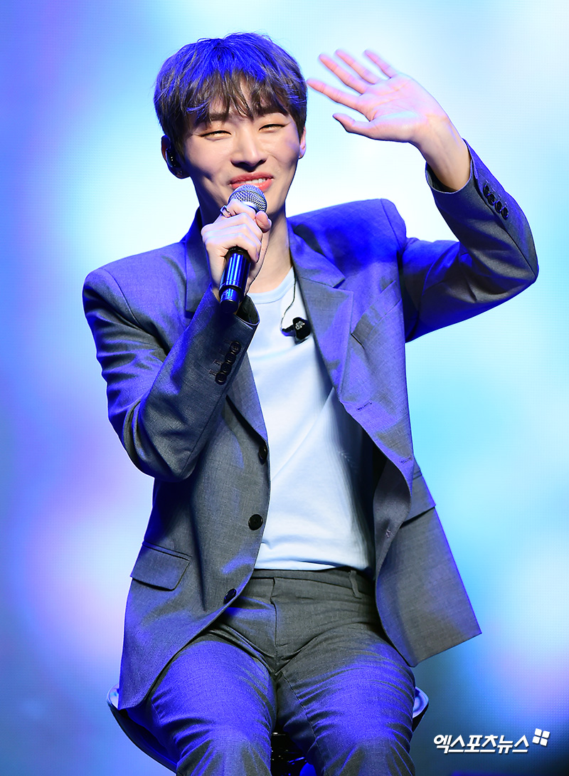 Yoon Ji-sung expressed his frankness about enlistment. He accepted it calmly and naturally.On the afternoon of the 20th, Yoon Ji-sungs first solo album Aside showcase was held at Blue Square in Itaewon-ro, Yongsan-gu, Seoul.Yoon Ji-sung was the first Wanna One member to go solo. It would be so burdensome and exciting. Fortunately, Yoon Ji-sung said, I am so excited and excited.Im worried and I have complex feelings, he said.Unfortunately, Yoon Ji-sung is preparing to join the army this year. Yoon Ji-sung applied for the 363rd mandatory police selection test and decided to take the test on the 10th, but it was finally failed.An official said, It is right that we are preparing for the announcement of the entrance next year. We plan to take the mandatory police selection test again in the future.In this regard, Yoon said, My second act is just beginning, but I am sorry. But I will show you a lot of things.I will work hard until I join the army. Yoon Ji-sung Top Model not only singers but also musical actors. He is cast in the musical Days of the Day.I want to show a good appearance as a musical actor through the musical Days of the Day, although the solo album is also a solo album. I am preparing hard, he said.Yoon Ji-sung will show his emotional character as a Balader through his solo debut album.Especially, I want to show my emotional stage while listening to my voice only. I was in the concept of Warner One activity, but this time I had to show me completely.I was worried and burdened to do what 11 people had to do alone. If I didnt feel empty, I would be lying.But I can show my new appearance, so I am excited and expect it. I tried to put various colors in it. I will show you a new look of colorful Yoon Ji-sung.Fortunately, there are strong Wanna One colleagues around Yoon Ji-sung. The last track of this album, Comma, was a song written and composed by Lee Dae-hwi.In addition, Yoon Ji-sung also participated in the lyrics and improved the perfection.Yoon Ji-sung said, I participated in the song, and it was also a song given by Lee Dae-hwi, and I wanted to tell many people because it was the first song I Top Model.I got a call from Lee Dae-hwi this morning. He asked me when I was going to call him a comma. Thank you so much. On the other hand, the album, which will be released at 6 oclock on the day, includes six songs including the title song In the Rain.Starting with CLOVER of the pop R & B genre with the warmth of spring, Yoon Ji-sungs sweet voice is laughing again, why not me expressing the heart of unrequited love honestly, you like the wind singing the moment of unexpected love, and comfortThe title song In the Rain is a pop R & B genre song that contains the true feelings of a man who has been separated from his beloved person. The brush stick sound inserted into the intro gives the effect of falling raindrops and captivates his ears.In the future, Yoon Ji-sung will conduct various broadcasting activities. He is also planning a solo fan meeting.