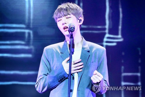 Yoon Ji-sung (28), a former Wanna One group member, threw out his solo debut album Aside (Aside).Yoon Ji-sung opened a showcase at Blue Square in Yongsan-gu at 4 pm on the 20th and said, I prepared a lot of emotional stage to listen to my voice.Yoon Ji-sung, the first solo singer among 11 Wanna One members, could not hide his trembling mind.Its a complex feeling of daunting, thrilling and nervousness, he laughed, I had a good dream yesterday and I didnt tell anyone.In the past year and a half, he had been working as a team and felt strange about filling the stage alone.I had to take the song of three to four minutes to my voice, so I was burdened and worried, and 11 people had to share various foods and eat rice alone.If you dont feel empty, youre lying, but theres a thrill and expectation that you can show me a variety of things.The albums title, Aside, together means Bangbaek (), an ambassador that can only be heard by audiences in the play, and Always on your side, an abbreviation of Always on your side, meaning always on your side.If you show dance songs mainly as a Wanna One, the genre that you put on the front for standing alone is ballad.Warner One felt like I was fit to the concept, but this time I had to show myself completely, I picked a song I wanted to listen to and sing a few hundred songs, and I wanted to listen to it, he said.The music I usually enjoy is an acoustic genre. I wanted to share my comfort with my usual ballad.I will not only act as a ballad in the future, but if I have a good dance song, I will act without hesitation. The title song In the Rain, a pop R&B genre, is a song filled with genuine feelings from a man who has been separated from his loved one and not ready.Yoon Ji-sung said, If you have separated, you will sympathize with it. I cried while recording this song.There are more love songs: Why I am not expressing the desperate heart of unrequited love, and You like the wind singing the moment when unexpected love came.Yoon Ji-sungs unique song is Comma. It is presented by Lee Dae-hwi from Wanna One and comforts the tired daily life with the song that Yoon Ji-sung challenged for the first time.He was standing on his own, but unfortunately he was ahead of his enlistment this spring, making his debut at the age of 26 later than any other idol singer.Before enlistment, you should have a busy schedule such as the musical Days of the Day appearance and fan meeting next month.Im sorry that Act 2 started as a singer, but Im going to show you a lot of things before I join the army, and Ill show you a good picture after discharge.He is still so fond that he can contact the Wanna One members Moy Yat. Lee Dae-hwi also called to celebrate his solo debut this morning.I think it would be a good influence for my sisters if I showed up for the first time, and I thought a lot of members working alone, and I still contact and share my schedule Moy Yat.When I wake up with a sigh, there are about 80 articles in the group chat room. I decided to meet with me in March because I have a birthday, but thank you for always cheering me up. Yoon Ji-sung also said to the fan club Bob Al, The fans made me debut, he said. I will be a person to repay me.He will hold a fan meeting 2019 Yoon Ji-sung First Fan Meeting: Aside in Seoul at Blue Square Imarket Hall from 23 to 24, and will visit eight cities in seven Asian countries starting from Macau on March 2.Announced his first album, Aside. Im sorry to join, but please believe and wait.