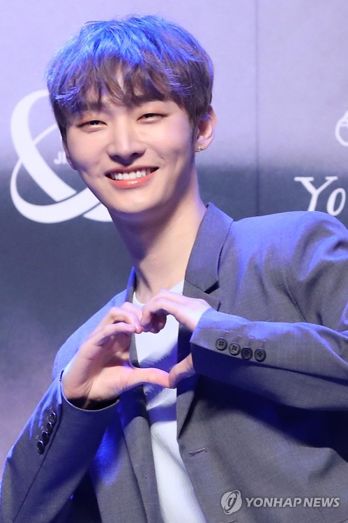 Yoon Ji-sung (28), a former Wanna One group member, threw out his solo debut album Aside (Aside).Yoon Ji-sung opened a showcase at Blue Square in Yongsan-gu at 4 pm on the 20th and said, I prepared a lot of emotional stage to listen to my voice.Yoon Ji-sung, the first solo singer among 11 Wanna One members, could not hide his trembling mind.Its a complex feeling of daunting, thrilling and nervousness, he laughed, I had a good dream yesterday and I didnt tell anyone.In the past year and a half, he had been working as a team and felt strange about filling the stage alone.I had to take the song of three to four minutes to my voice, so I was burdened and worried, and 11 people had to share various foods and eat rice alone.If you dont feel empty, youre lying, but theres a thrill and expectation that you can show me a variety of things.The albums title, Aside, together means Bangbaek (), an ambassador that can only be heard by audiences in the play, and Always on your side, an abbreviation of Always on your side, meaning always on your side.If you show dance songs mainly as a Wanna One, the genre that you put on the front for standing alone is ballad.Warner One felt like I was fit to the concept, but this time I had to show myself completely, I picked a song I wanted to listen to and sing a few hundred songs, and I wanted to listen to it, he said.The music I usually enjoy is an acoustic genre. I wanted to share my comfort with my usual ballad.I will not only act as a ballad in the future, but if I have a good dance song, I will act without hesitation. The title song In the Rain, a pop R&B genre, is a song filled with genuine feelings from a man who has been separated from his loved one and not ready.Yoon Ji-sung said, If you have separated, you will sympathize with it. I cried while recording this song.There are more love songs: Why I am not expressing the desperate heart of unrequited love, and You like the wind singing the moment when unexpected love came.Yoon Ji-sungs unique song is Comma. It is presented by Lee Dae-hwi from Wanna One and comforts the tired daily life with the song that Yoon Ji-sung challenged for the first time.He was standing on his own, but unfortunately he was ahead of his enlistment this spring, making his debut at the age of 26 later than any other idol singer.Before enlistment, you should have a busy schedule such as the musical Days of the Day appearance and fan meeting next month.Im sorry that Act 2 started as a singer, but Im going to show you a lot of things before I join the army, and Ill show you a good picture after discharge.He is still so fond that he can contact the Wanna One members Moy Yat. Lee Dae-hwi also called to celebrate his solo debut this morning.I think it would be a good influence for my sisters if I showed up for the first time, and I thought a lot of members working alone, and I still contact and share my schedule Moy Yat.When I wake up with a sigh, there are about 80 articles in the group chat room. I decided to meet with me in March because I have a birthday, but thank you for always cheering me up. Yoon Ji-sung also said to the fan club Bob Al, The fans made me debut, he said. I will be a person to repay me.He will hold a fan meeting 2019 Yoon Ji-sung First Fan Meeting: Aside in Seoul at Blue Square Imarket Hall from 23 to 24, and will visit eight cities in seven Asian countries starting from Macau on March 2.Announced his first album, Aside. Im sorry to join, but please believe and wait.