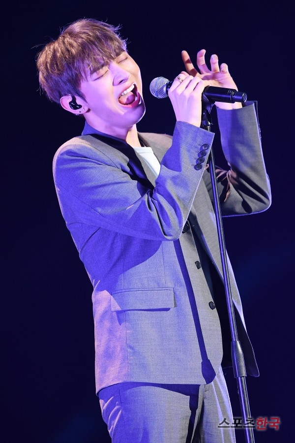 Yoon Ji-sung, a singer from the group Wanna One, attends the showcase of his first solo album Aside held in Blue Square, Seoul on the afternoon of the 20th.Yoon Ji-sung will release all the songs and music videos of his first solo album Aside through various music sites at 6 pm on the 20th and start his solo activities in earnest.