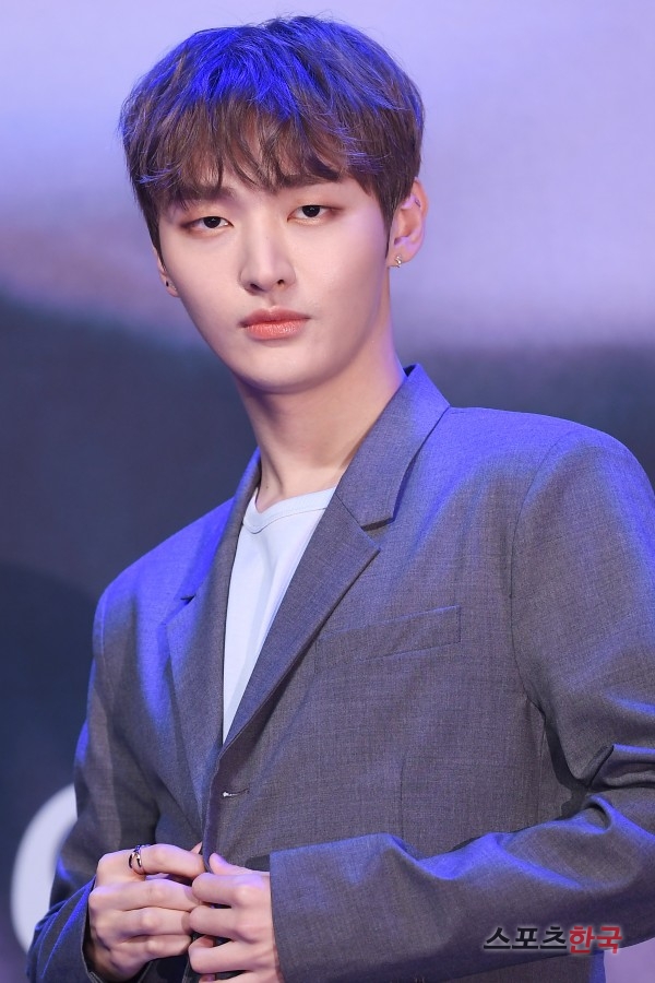 Yoon Ji-sung, a singer from the group Wanna One, attends the showcase of his first solo album Aside held in Blue Square, Seoul on the afternoon of the 20th.Yoon Ji-sung will release all the songs and music videos of his first solo album Aside through various music sites at 6 pm on the 20th and start his solo activities in earnest.