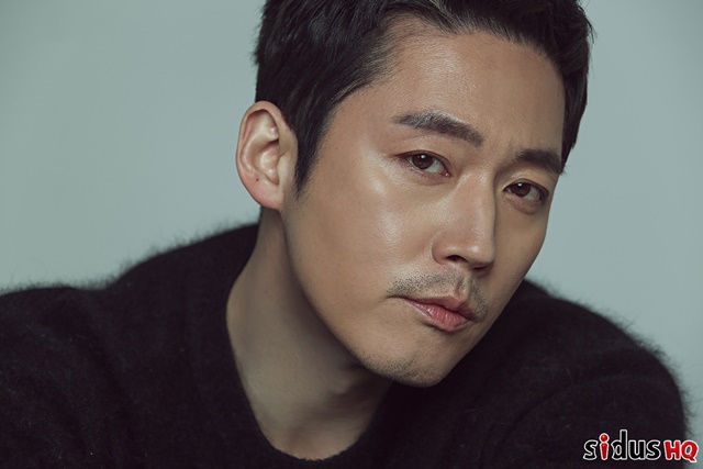 Actor Jang Hyuk joins My Europe and turns into a stranger.He will confirm his appearance in the JTBC drama My Europe (director Kim Jin-won, playwright Chae Seung-dae), and will add a heavy presence to the drama with a bloody fight for his life.The drama My Europe is an action historical drama based on the late Goryeo and early Joseon Dynasty.It is a work that explosively depicts the desire for power and protection by pointing the knife at each other over My Europe which his beliefs say.Director Kim Jin-won and Chae Seung-dae, who increase their confidence even if they hear their names, join forces to add expectations.In the play, Jang Hyuk played the role of Lee Bang-won, who had to fight a cold and lonely fight while not being recognized by the country and losing his position as a taxpayer.I will show intense charisma with thick acting with Jang Hyuk table action.Especially in the movie Innocence Age released in 2015, he played the role of Lee Bang-won and showed sexy charisma that was out of the typical image.Expectations for another foreigner he will draw are rising.The whole composition of the work was exciting, said Jang Hyuk. The story was so interesting.It is the second role of Lee after the movie Innocence, and I wanted to express the different charm of the antagonist.I would like to ask you for as much expectation as I have in the historical drama for a long time. Thank you. Meanwhile, JTBC My Europe, which Jang Hyuk confirmed, will be broadcast in the second half of this year.