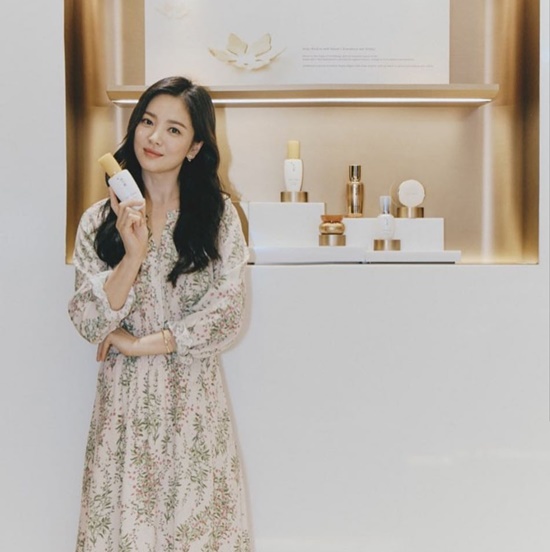 Actor Song Hye-kyo showed off the dignity of the goddess.Song Hye-kyo recently attended a launch event for a beauty brand in Singapore, which has created a different atmosphere in various ways.The visual was a wall. Song Hye-kyo digested a flower-printing dress. White skin and doll-like features drew attention.Her hair was a big-haired figure. She had been out of her hair for a long time.On the other hand, Song Hye-kyo is leading the distribution of Korean guides to overseas sites. On the 8th, he produced a guide to Professor Seo Kyung-duk and the 2.8 Declaration of Independence and distributed it to Tokyo, Japan.