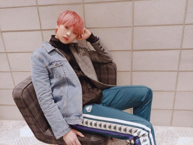 Boy group Newkid (Newkid) Yun People showed off their handsome beautyNewkid Yun People posted a picture on the official Twitter on the 21st with an article entitled Today I want to present a happy afternoon.In the open photo, Yun people caught the eye by completely digesting the cherry pink hair style in a chic style that matches the training suit with the celadon jacket.Especially, it makes the woman feel excited with perfect ratio on small face.Recently, Park Jihoon and BTS V from Wanna One have attracted great attention with pink hair style.Renewing Leeds with Pink Head! What about human cherry blossom idols?Park Jihoon ranked first in the vote, and BTS V ranked third.On the other hand, the group Newkid, which Yun people belong to, showed off the atmosphere and versatile ability of the heroine in the cartoon with a refreshing and boyish character through the full preview album V.
