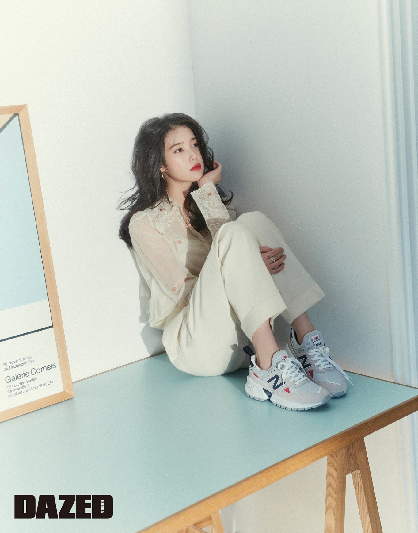 Singer IU showed off her feminine beauty in a bright atmosphere through the picture.According to the brand, IU has tried a new challenge by revealing its dreamy and unique appearance through this picture.She kept her original free sensibility, but she showed various images with unique visuals that match various colors and patterns.In this picture, IU showed a bright yet sophisticated styling by mixing sporty mood sneakers and feminine items.He co-ordinated with retro style items such as vivid primary dresses and dot pattern dresses to create a trendy retro look.In addition, he proposed colorful sneaker styles using colorful design items such as flower pattern dress, check pattern lobe, and see-through blouse with flower embroidery.In addition, it added a fail-feeling makeup to create a clean and mysterious atmosphere, and a more complete picture was created with poses and professional facial expressions that match the concept.