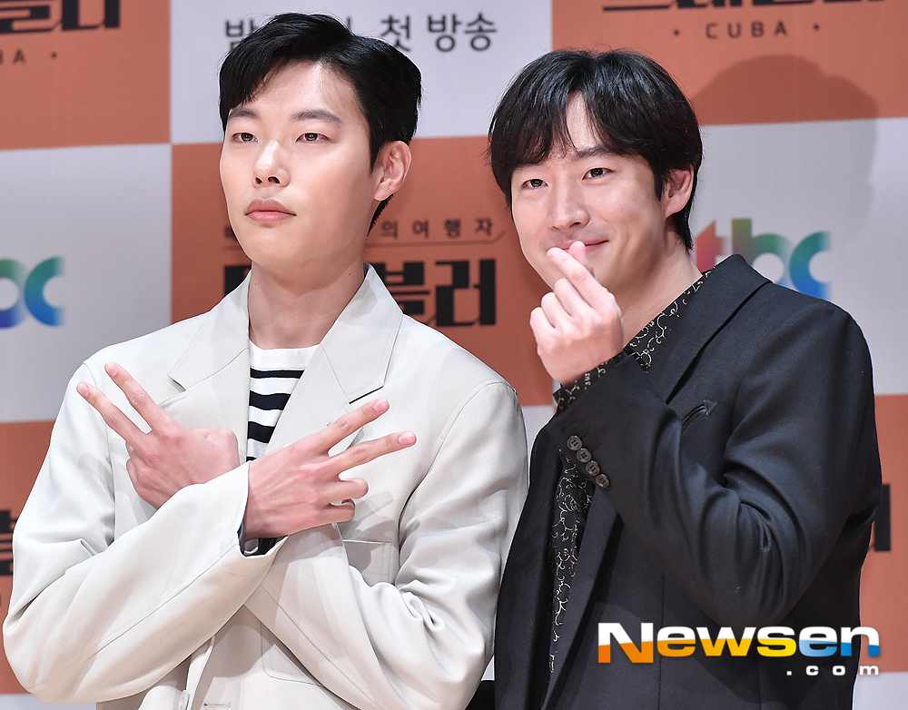 Actors Yoo Joon-yeol and Lee Je-hoon attend the JTBC new entertainment program Traveler production presentation held at the Sangam building in Sangam-dong, Mapo-gu, Seoul on the afternoon of February 21 and have photo time.useful stock