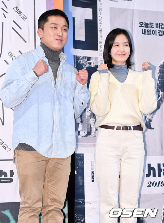 Actors Kwak Min-kyu and Kim Si-eun attend a media preview of the movie I Live in (director Choi Chang-hwan) at CGV in Ipark Mall, Yongsan District, Seoul, on the afternoon of the 21st.