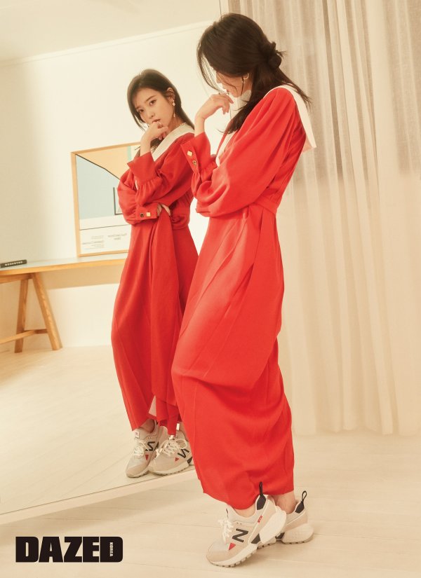 A picture of a global sports brand with singer IU was released.The IU has attempted a new challenge by revealing its dreamy and unique appearance through this picture.IU maintained its original free sensibility, but showed various images with unique visuals that matched various colors and patterns.In this picture, sporty mood sneakers and feminine items were mixed and showed bright and sophisticated styling.He co-ordinated with retro style items such as vivid primary dresses and dot pattern dresses to create a trendy retro look.In addition, he proposed colorful sneaker styles using colorful design items such as flower pattern dress, check pattern lobe, and see-through blouse with flower embroidery.In addition, it added a fail-feeling makeup to create a clean and mysterious atmosphere, and a more complete picture was created with poses and professional facial expressions that match the concept.This picture, which was conducted with IU, can be found in the March issue of Fashion Magazine, the official website of New Balance, and the official SNS account.