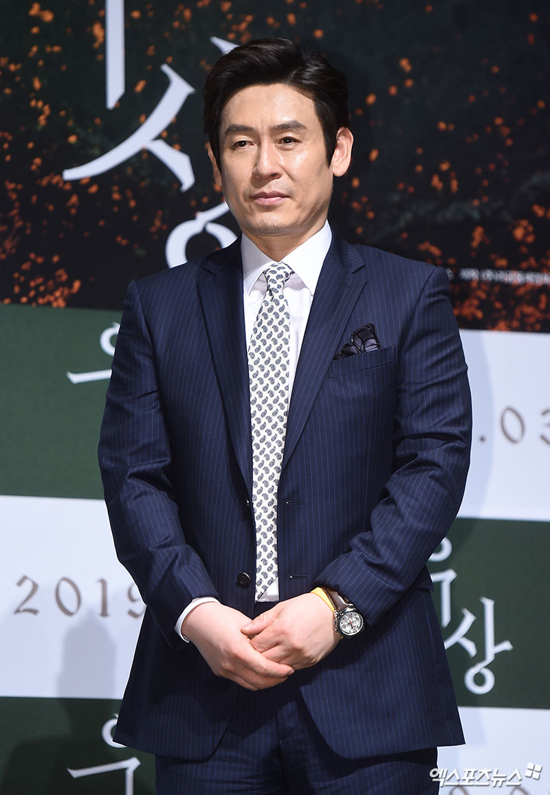 Actor Sol Kyung-gu, who attended the report on the production of the movie Idol at CGV Apgujeong branch in Sinsa-dong, Seoul on the 20th, is posing.