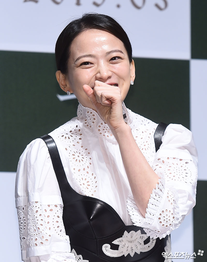 Actor Chun Woo-Hee, who attended the movie Idol production report held at CGV Apgujeong branch in Sinsa-dong, Seoul on the morning of the 20th, poses.The appearance of pure white.Beautiful smile.I fall into the snow.A different atmosphere.Meet me in the movie Idol.Smile, youre innocent.