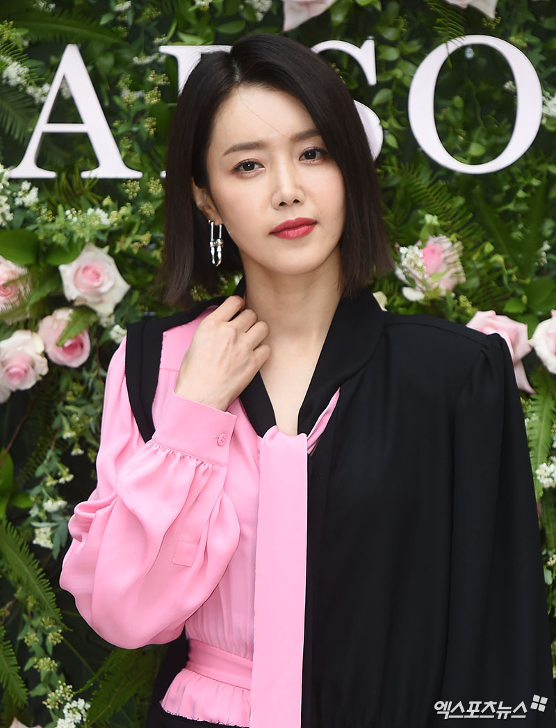 Actor Chae Jung-an, who attended the commemoration ceremony of the launch of a new collection of a global beauty brand held in the beautiful area of ​​Tongui-dong, Seoul on the afternoon of the 20th, poses.