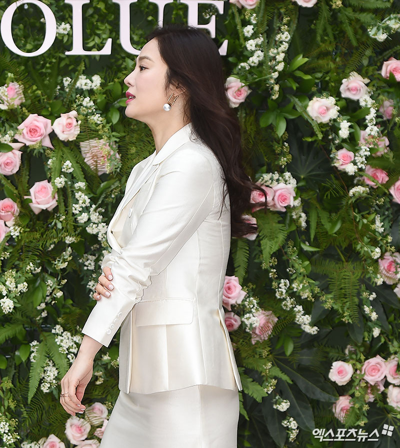 Actor Kim Hyun-joo poses at a ceremony to commemorate the launch of a new collection of global beauty brands held in the beautiful area of ​​Tongui-dong, Seoul on the afternoon of the 20th.