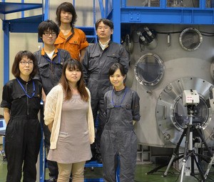 2014년 5월 JAXA 실험장치 앞에서 포즈를 취하고 있는 오카모토 연구원(앞줄 가운데). [출처 아사히신문]