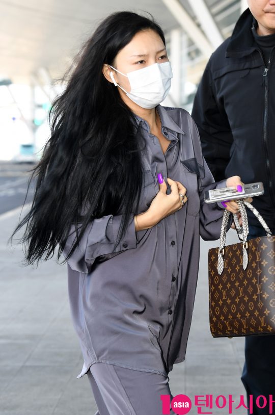 Girls group Mamamu (Solar, Moonbyeol, Hinin, Hwasa) Hwasa is showing off airport fashion by leaving for Indonesia through Incheon International Airport to attend fan meeting.