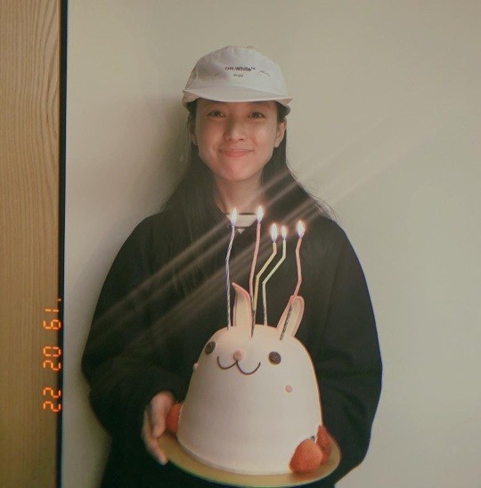 Actor Han Hyo-joo has celebrated his happy birthday with Han Ji-min, Lee Ji-ah and Choo Ja-hyun.Han Hyo-joo posted several photos on his 22nd day with an article entitled #Thank you # last night # I love you # I will do better.Han Hyo-joo in the picture is smiling and smiling at the cute character cake.Han Ji-min was then seen adding a hand-heart to Han Hyo-joo.On the other hand, Han Ji-min, Lee Ji-ah, and Choo Ja-hyun, who have birthdays with Han Hyo-joo, are all actors from BH Entertainment.Photo: Han Hyo-joo Instagram
