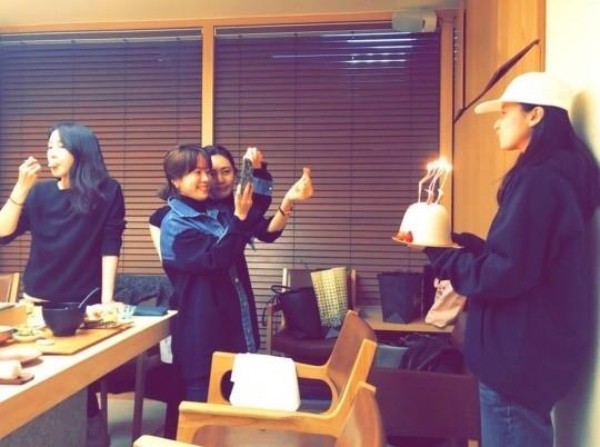 Actor Han Hyo-joo has celebrated his happy birthday with Han Ji-min, Lee Ji-ah and Choo Ja-hyun.Han Hyo-joo posted several photos on his 22nd day with an article entitled #Thank you # last night # I love you # I will do better.Han Hyo-joo in the picture is smiling and smiling at the cute character cake.Han Ji-min was then seen adding a hand-heart to Han Hyo-joo.On the other hand, Han Ji-min, Lee Ji-ah, and Choo Ja-hyun, who have birthdays with Han Hyo-joo, are all actors from BH Entertainment.Photo: Han Hyo-joo Instagram