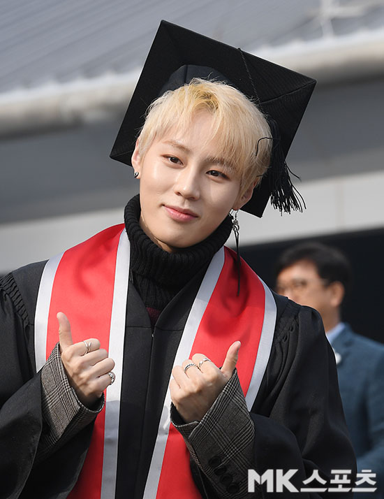 Ha Sung-woon from Wanna One made The Graduate at Dong-A Broadcasting and Arts University in Anseong-si, Gyeonggi-do on February 22nd.Ha Sung-woon posing with his bachelors hat.