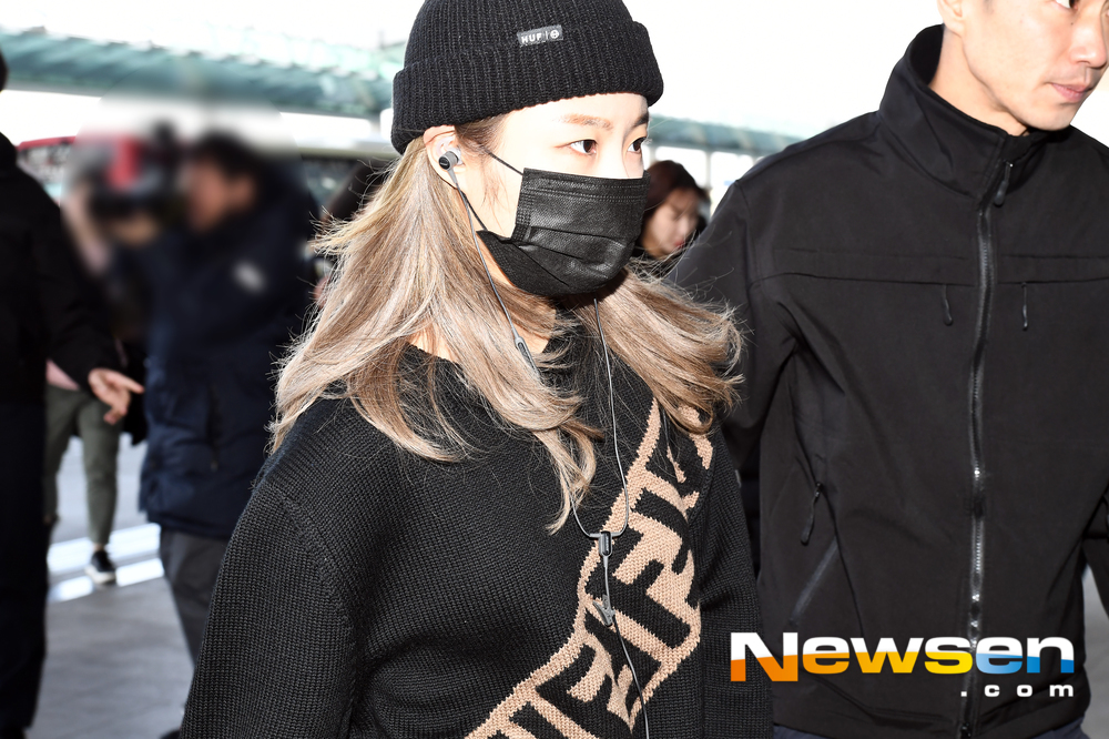 Mamamu (MAMAMOO) members Sola, Moonbyeol, Wheein and Hwasa said through Incheon International Airport in Unseo-dong, Jung-gu, Incheon on the afternoon of February 22, 2019 MAMAMOO [HELLO!MOMOO] Asia Fan Meeting in Jakarta I left for Jakarta, Indonesia to attend the schedule.Mamamu (MAMAMOO) member Whine is leaving for Jakarta, Indonesia.exponential earthquake