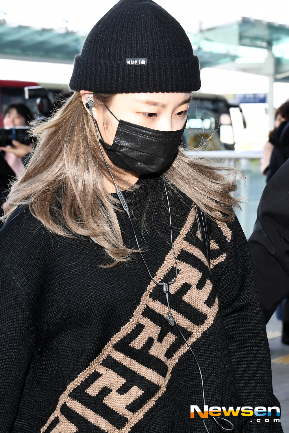 Mamamu (MAMAMOO) members Sola, Moonbyeol, Wheein and Hwasa said through Incheon International Airport in Unseo-dong, Jung-gu, Incheon on the afternoon of February 22, 2019 MAMAMOO [HELLO!MOMOO] Asia Fan Meeting in Jakarta I left for Jakarta, Indonesia to attend the schedule.Mamamu (MAMAMOO) member Whine is leaving for Jakarta, Indonesia.exponential earthquake