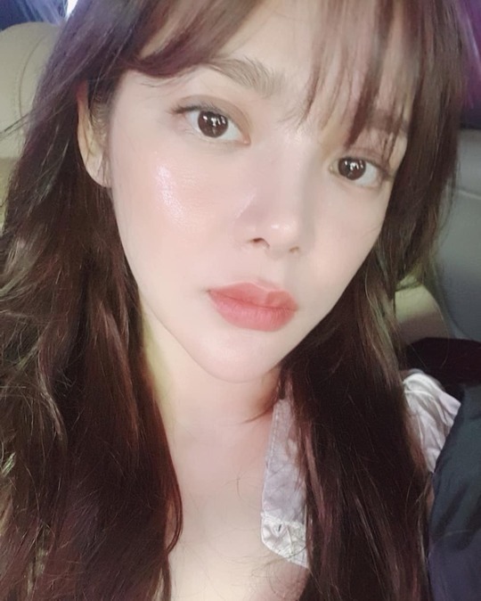 Park Si-yeon recently revealed her current status.Actor Park Sihyun posted a picture and a photo on his instagram on February 22, saying, Its been a long time since I updated it. Its too late but youre happy.The photo was taken by Park Si-yeon at the filming site of the advertisement, boasting a goddess figure with a pure white dress that revealed her shoulders, and proving her beauty with a self-portrait full of screens.emigration site