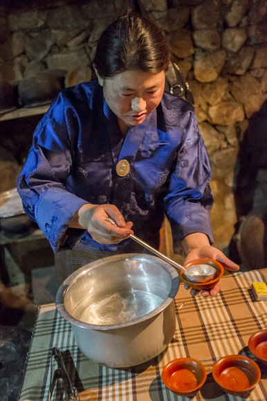 우리의 소주와 비슷한 증류주인 전통술 아락.