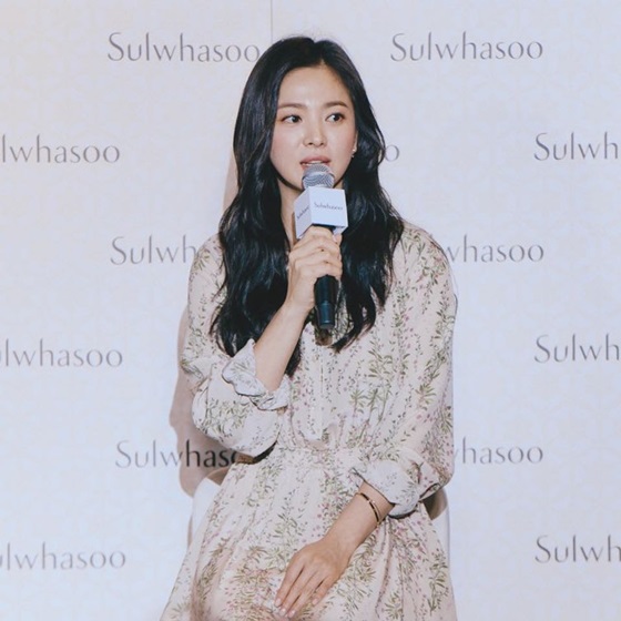 Actor Song Hye-kyo showed off the face of the Korean Wave goddess in Singapore with her pure beauty.Song Hye-kyo attended a cosmetics brand event in Singapore on the 21st, where she was modeled; her appearance was revealed on the companys official SNS.In the public photos, Song Hye-kyo showed off her pure charm. She showed her charm with a long hairstyle with a wave and a bright and innocent costume.It was a very different reversal from the appearance of the TVN drama Boyfriend which was last January 24th.As Song Hye-kyos current situation was revealed, not only Korea but also overseas netizens welcomed it. Netizens responded in various ways such as still beautiful beauty and clean.On the other hand, Song Hye-kyo played the role of Cha Soo-hyun, representative of Donghwa Hotel, in Mens Friend, which ended on January 24th.
