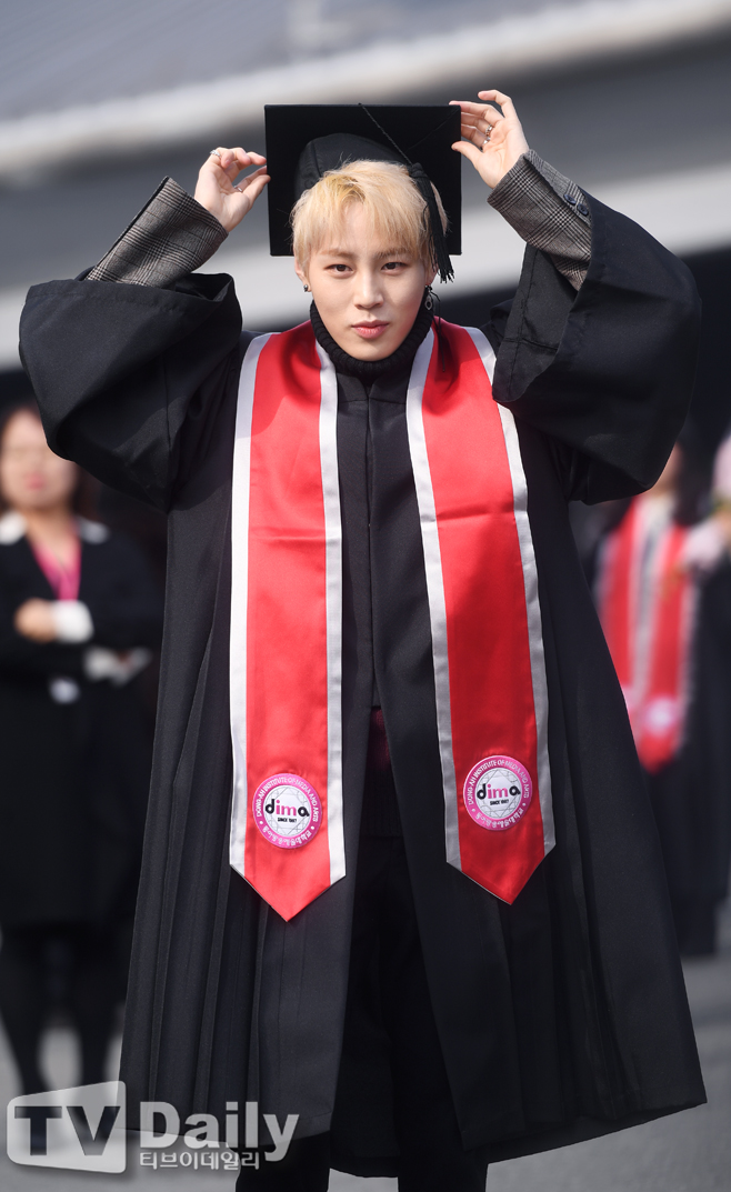 Group Wanna One, Ha Sung-woon from Hot Shot graduated from college with a major in broadcasting entertainment.On the 22nd, Ha Sung-woon attended the graduation ceremony held at Dong-A Broadcasting and Arts University in Anseong-si, Gyeonggi-do and earned a bachelors degree in broadcasting entertainment.Born in 1994, Ha Sung-woon majored in K-pop (K-POP) in the Department of Broadcasting and Entertainment at the university and completed his studies today.On this day, Ha Sung-woon, like other graduates of the university, dressed in a bachelors hat and clothes and smiled brightly.Ha Sung-woon has been a member of the boy group Hotshot and has been working as a boy group Wanna One for the Mnet audition entertainment program Produce 101 Season 2.Wanna One, which led to national popularity, consisted of Kang Daniel, Park Ji-hoon, Lee Dae-hui, Kim Jae-hwan, Ong Sung-woo, Park Woo-jin, Ry Kwan-lin, Yoon Ji-sung, Hwang Min-hyun, Bae Jin-young and Ha Sung-woon.In addition, Ha Sung-woon released his first solo single, Dont Forget, on January 28, causing a repercussions in the music industry.