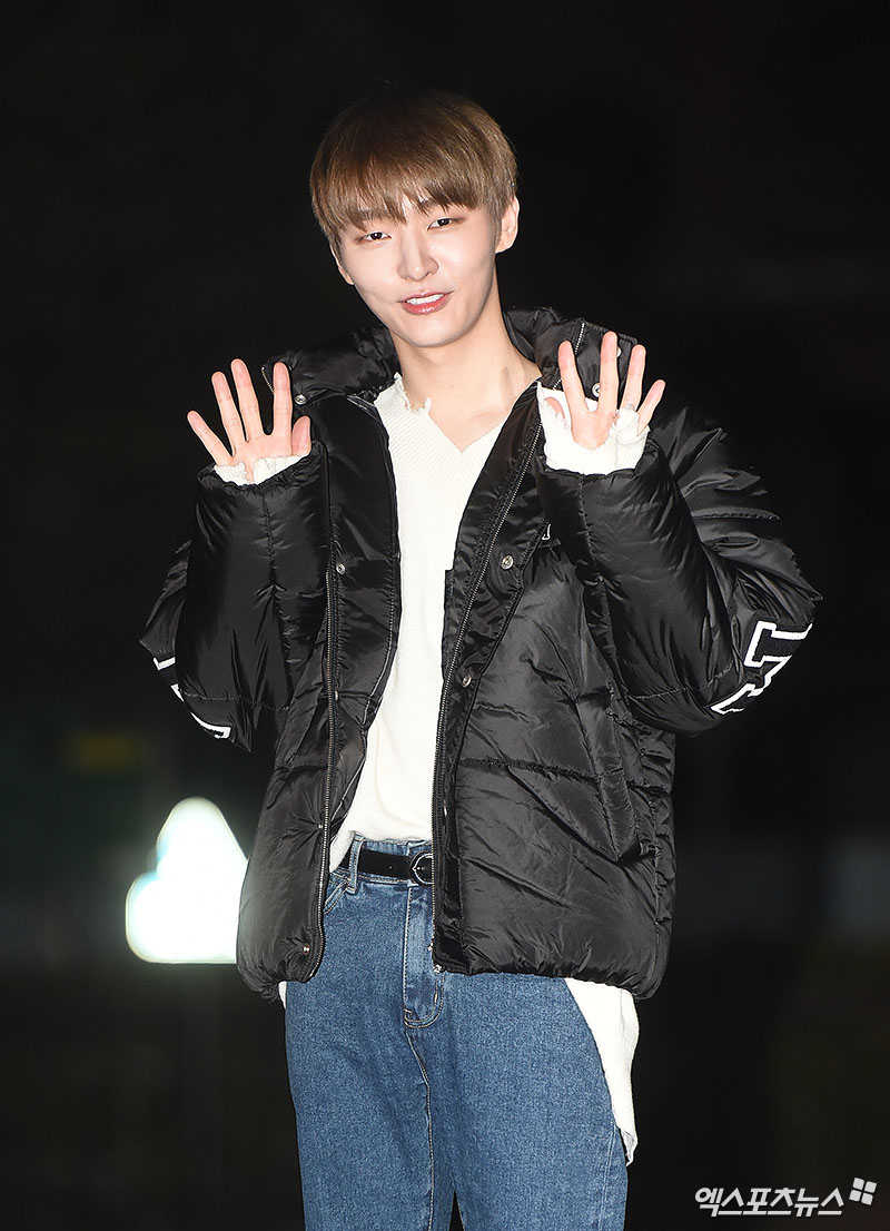 Singer Yoon Ji-sung, who attended the rehearsal of KBS 2TV Music Bank held at the KBS New Hall in Yeouido-dong, Seoul on the morning of the 22nd, is posing on his way to work.