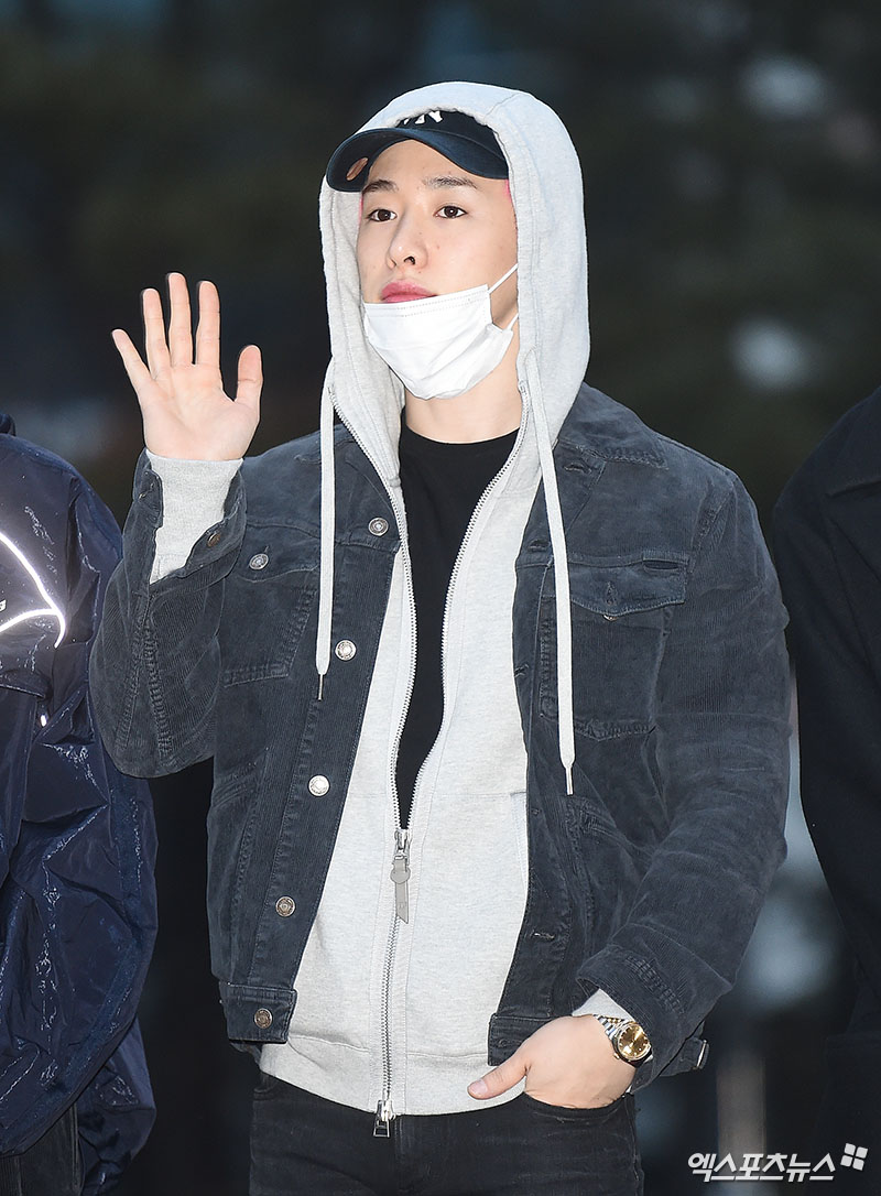 Monstar X Wonho, who attended the rehearsal of KBS 2TV Music Bank held at the KBS New Hall in Yeouido-dong, Seoul on the morning of the 22nd, is posing on his way to work.