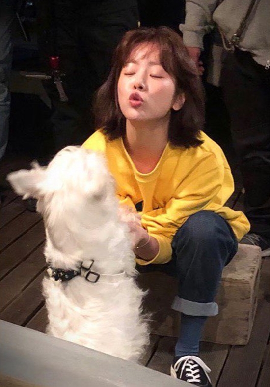 Han Ji-min showed his affection for the puppy rice in Bush the eye.On the 22nd, Han Ji-min posted several photos on his instagram with an article entitled Im sorry about my sister, lets not break up.Han Ji-min in the public photo is full of affection and plays with the rice pool. Unlike the exciting Han Ji-min, the awkward expression of the rice pool stimulates laughter.The JTBC monthly drama Snow Bush, starring Han Ji-min, is broadcast every Monday and Tuesday at 9:30 pm.Photo = Han Ji-min Instagram